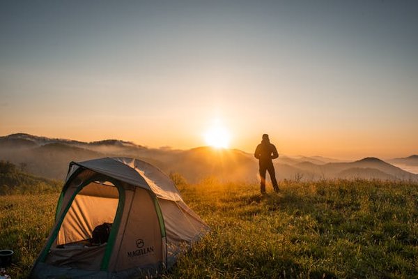 Quels sont les meilleurs conseils pour un camping en bord de rivière pendant les crues?